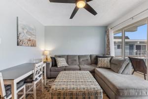 Una sala de estar con un sofá y un ventilador de techo. en 301 Ocean Ave, Unit 302 - The Harbor Light, en North Wildwood 15 fotos más