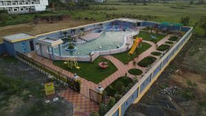 Bazén v ubytování Hotel Aarohi nebo v jeho okolí
