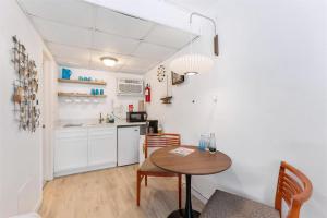 Η κουζίνα ή μικρή κουζίνα στο 313 E Glenwood Ave, Unit 201