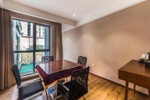 a dining room with a table and chairs and a window at Youmi Hotel-Chongqing Hongyadong Chaotianmen in Chongqing