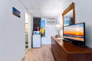 Μια τηλεόραση ή/και κέντρο ψυχαγωγίας στο 313 E Glenwood Ave, Unit 108
