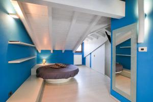 - une chambre avec un lit dans un mur bleu dans l'établissement Villetta dei Pascoli, à Baveno