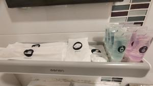 彭亨文冬特拉斯慕蒂亚拉酒店的冰箱抽屉里装满了食物袋