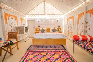 山姆Kasam Desert Safari Camp的一间卧室,卧室内配有一张床和地毯