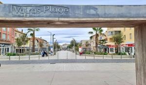 a sign that reads villevas place on a city street at Maison Sympa in Valras-Plage