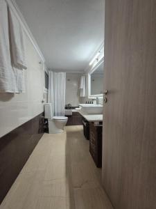 Phòng tắm tại Loutraki luxury city center apartment +47 ảnh