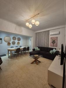 Khu vực ghế ngồi tại Loutraki luxury city center apartment