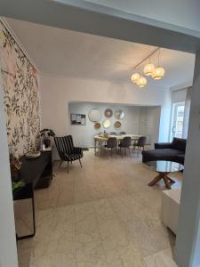 Khu vực ghế ngồi tại Loutraki luxury city center apartment