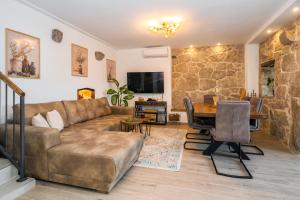 una sala de estar con un sofá y una mesa en Villa Eterna 1806, en Blato na Cetini