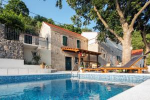 una piscina frente a un edificio en Villa Eterna 1806, en Blato na Cetini
