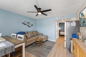 Una sala de estar con un sofá y un ventilador de techo. en 301 Ocean Ave, Unit 217 - The Harbor Light, en North Wildwood