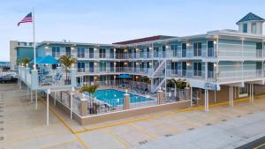 Una vista aérea de un hotel con piscina. en 301 Ocean Ave, Unit 217 - The Harbor Light, en North Wildwood 14 fotos más