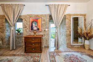 una sala de estar con una pared de piedra en Villa Eterna 1806, en Blato na Cetini 75 fotos más