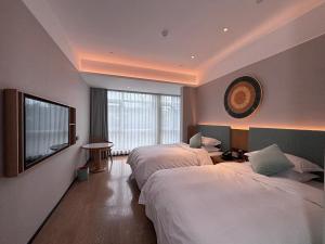Letto o letti in una camera di SSAW Boutique Hotel Zhijiang