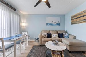 una sala de estar con un sofá y una mesa en 301 Ocean Ave, Unit 305 - The Harbor Light, en North Wildwood
