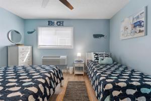 Dos camas en un dormitorio con paredes azules. en 301 Ocean Ave, Unit 305 - The Harbor Light, en North Wildwood 16 fotos más