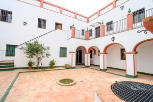 Un patio vacío de un edificio con una reja en Puerta Romana, en Carmona