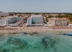 Luftaufnahme eines Strandes mit Menschen im Wasser in der Unterkunft The Sea Hotel by Grupotel - Adults Only in Can Picafort + 79 Fotos