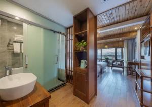 Vannituba majutusasutuses Huazhu Xizhou Impression Inn Furong Town Waterfall Branch