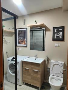 A bathroom at La calle