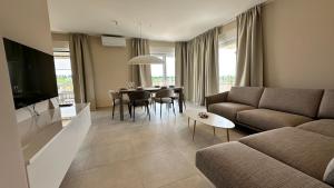 un salon avec un canapé et une table dans l'établissement AP Residence Contessa, à Bužinija