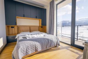 Babex Panorama في باكورياني: غرفة نوم بها سرير ونافذة كبيرة