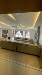 a large living room with couches and a couch at شاليه الحمرا 2-12بدرة العروس in Jeddah