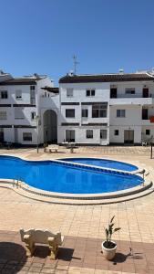 Bazén v ubytování Modern apartment in Punta Prima nebo v jeho okolí