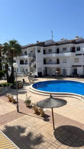 Bazén v ubytování Modern apartment in Punta Prima nebo v jeho okolí