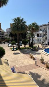 Bazén v ubytování Modern apartment in Punta Prima nebo v jeho okolí
