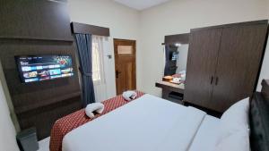 Postel nebo postele na pokoji v ubytování Yuwono Hotel & Villa Malioboro