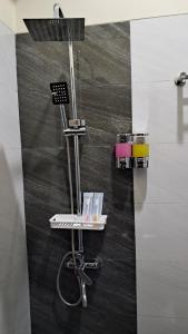 SentoolYuwono Hotel & Villa Malioboro的墙上带吹风机的浴室 更多29张照片