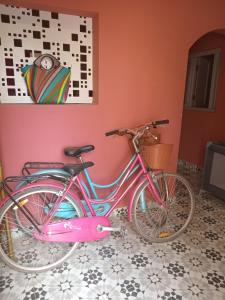 two bikes parked next to a pink wall at Riad tania mozaik in Taroudant