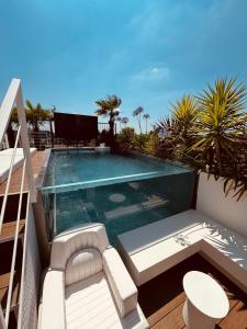 ein Swimmingpool auf dem Balkon eines Hauses in der Unterkunft SkyJungle, luxury penthouse private pool and spa in Mailand