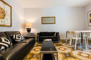sala de estar con sofá y mesa en Provenza Flat, en Barcelona