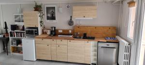 Kuchyň nebo kuchyňský kout v ubytování Chambre Swingy - Gîte les Zazous + 7 fotografií