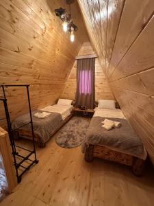 马尔特维利Toma's Nest-თომას ბუდე的小木屋内带两张床的房间