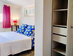 Una cama o camas en una habitación de Chambres d'hôtes Sauvian