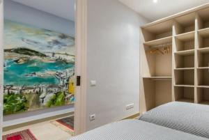 1 dormitorio con una pintura en la pared en Provenza Flat, en Barcelona