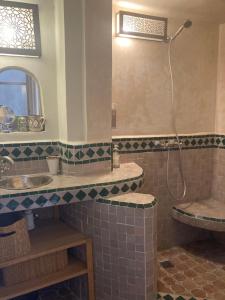 Kupatilo u objektu Riad Les Sables Bleus, médina, lumineux et terrasse privée sur mer