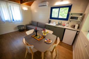 a small kitchen and a table in a tiny house at Numa Emek-Countryside Guesthouse in Yokneam Moshava in Yoqne‘am