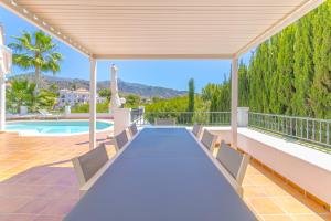 Nespecifikovaný výhled na hory nebo výhled na hory při pohledu z vily