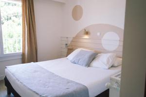 Ένα ή περισσότερα κρεβάτια σε δωμάτιο στο Hôtel Dune Saint-Pierre +16 φωτογραφίες