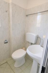 un bagno bianco con un water e un lavandino di Hotel Ardjan a Golem Altre 10 foto