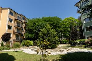 un giardino di fronte a un edificio di Rabi Park Residence a Sveti Konstantin i Elena