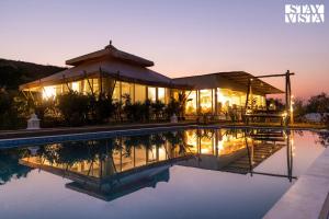 Bazén v ubytování StayVista at Vaana - Glamping Tents, Jacuzzi, Pool nebo v jeho okolí