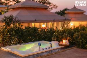 Piscina de la sau aproape de StayVista at Vaana - Glamping Tents, Jacuzzi, Pool