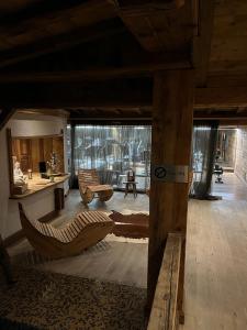 Posezení v ubytování Charmant studio avec piscine à deux pas du centre