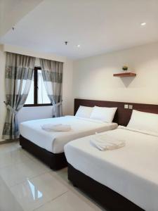 Postel nebo postele na pokoji v ubytování Hotel Sri Sutra PJ 222