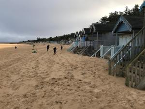 滨海克雷Lovely quiet cottage Sleeps 4 adults, 4 children, Dog Friendly的一群人在沙滩上散步 更多106张照片